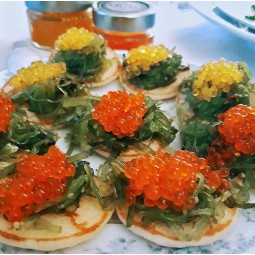 uova di pesce salmerino sul piatto